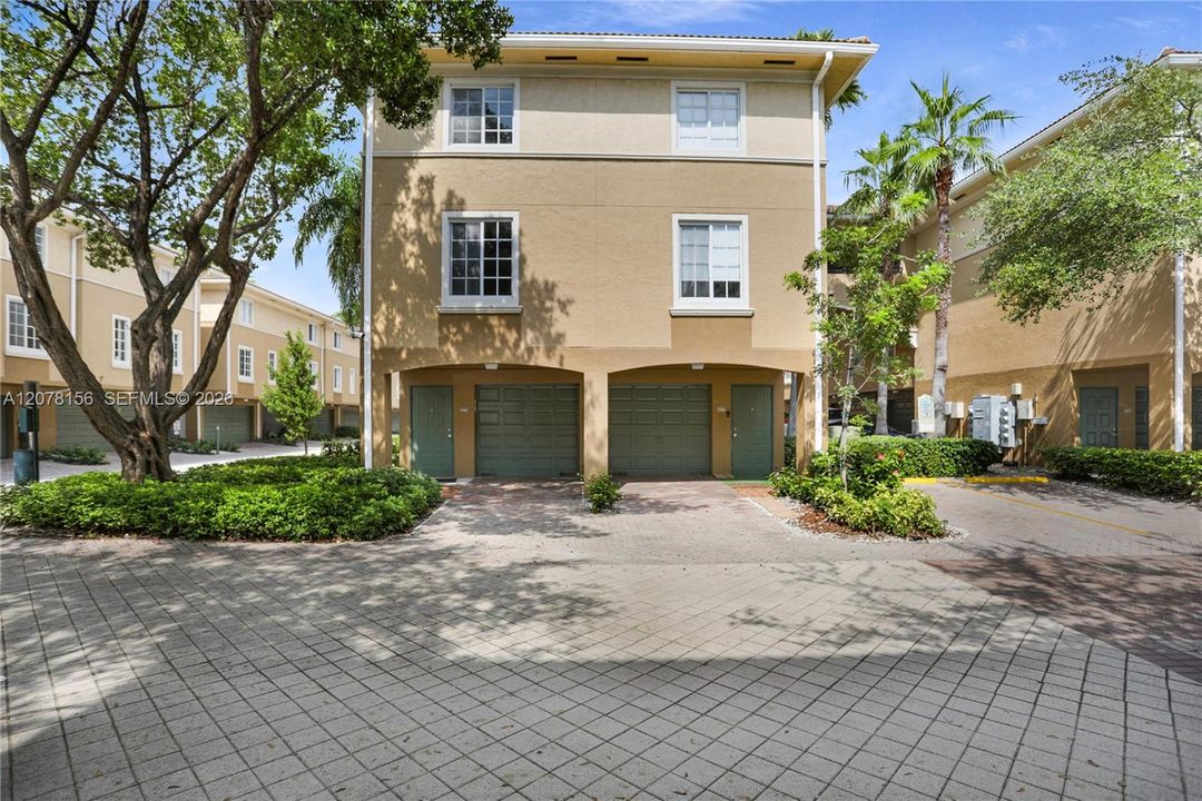 For Sale: $318,000 (1 beds, 1 baths, 859 Square Feet)