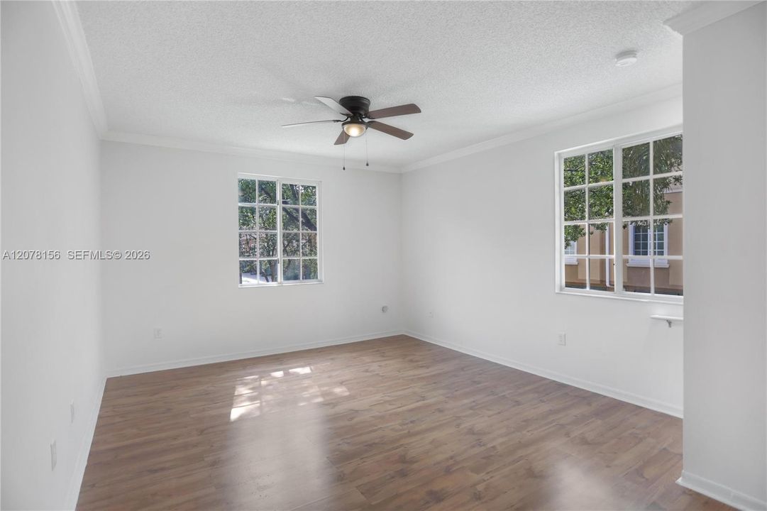 For Sale: $318,000 (1 beds, 1 baths, 859 Square Feet)