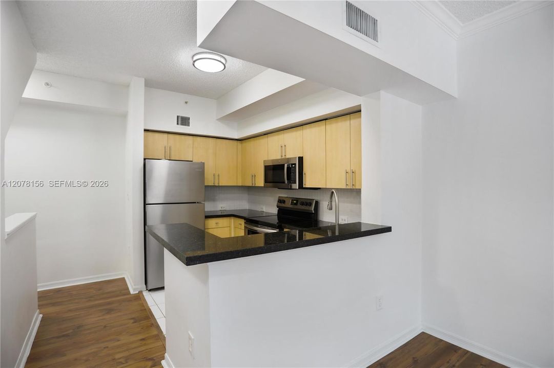 For Sale: $318,000 (1 beds, 1 baths, 859 Square Feet)
