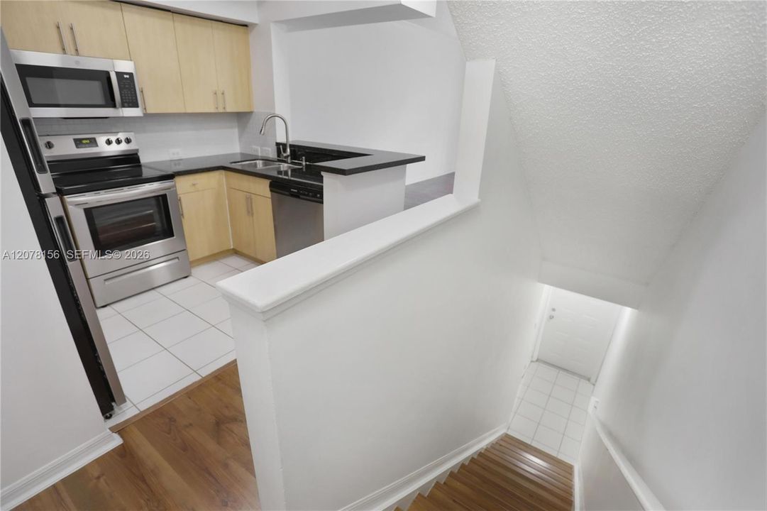 For Sale: $318,000 (1 beds, 1 baths, 859 Square Feet)