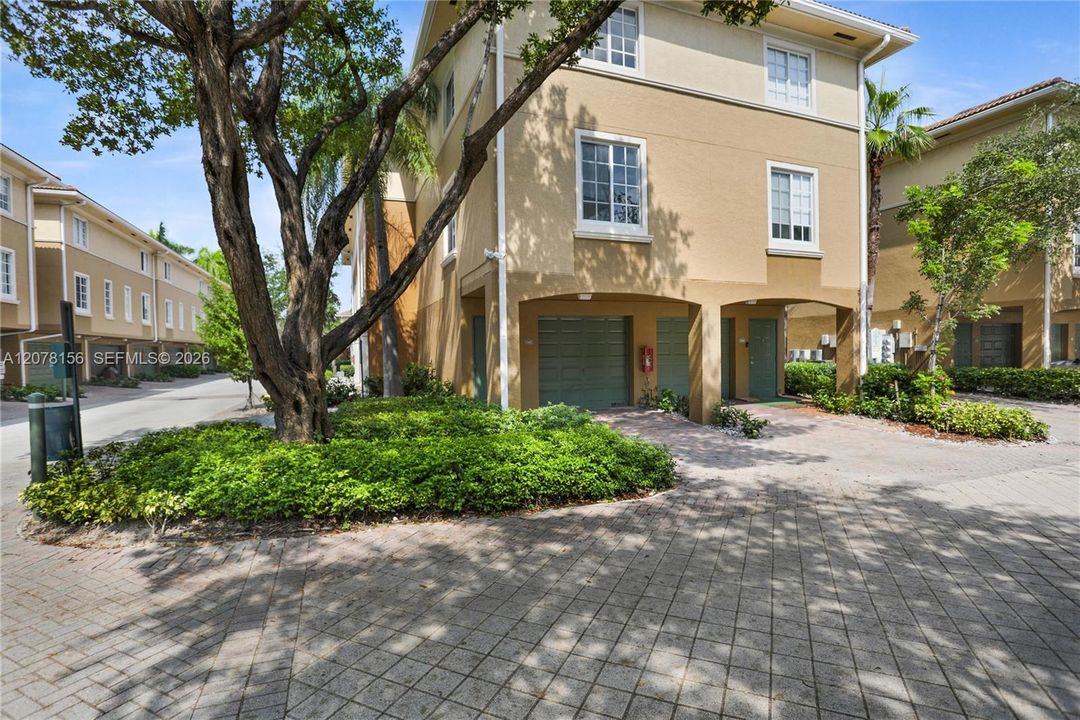 For Sale: $318,000 (1 beds, 1 baths, 859 Square Feet)
