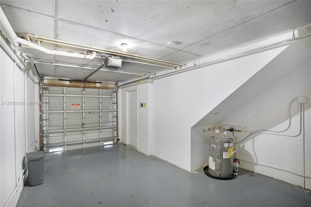For Sale: $318,000 (1 beds, 1 baths, 859 Square Feet)