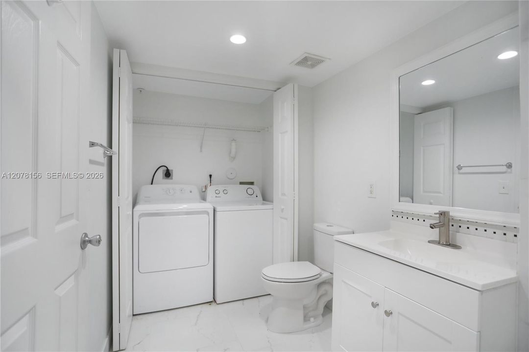 For Sale: $318,000 (1 beds, 1 baths, 859 Square Feet)