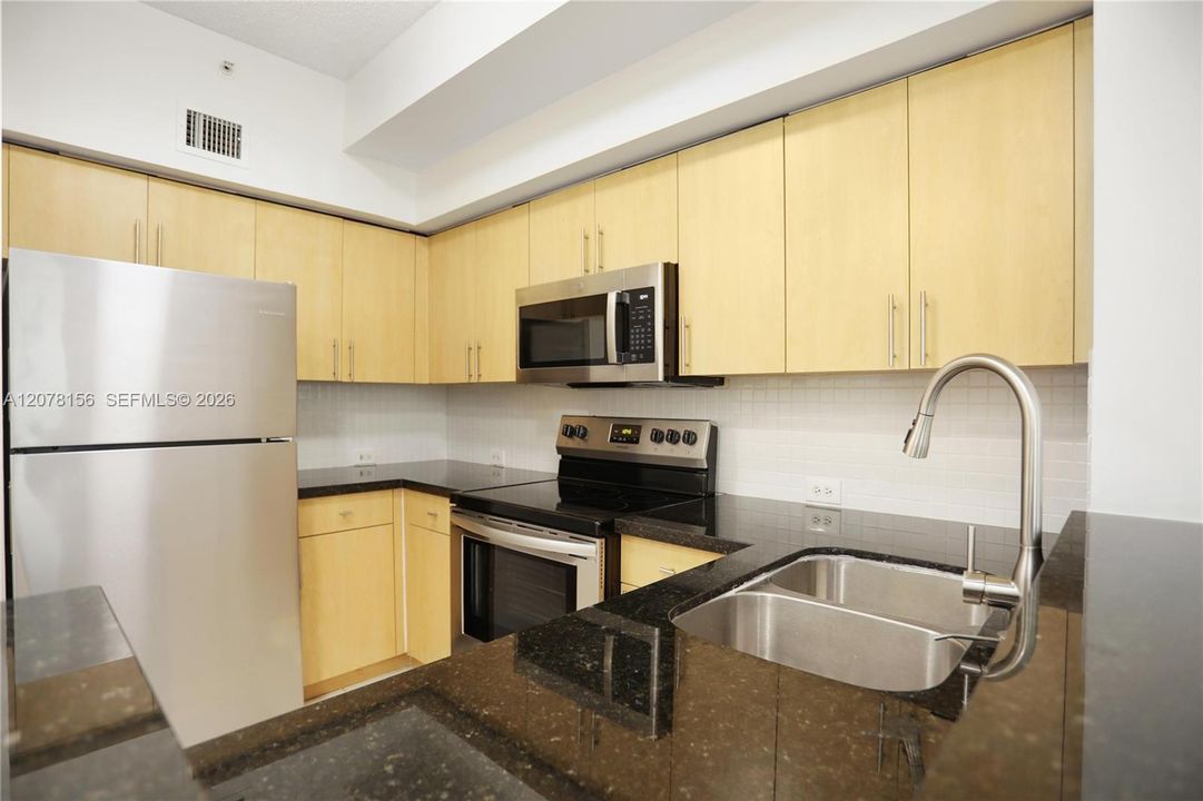 For Sale: $318,000 (1 beds, 1 baths, 859 Square Feet)