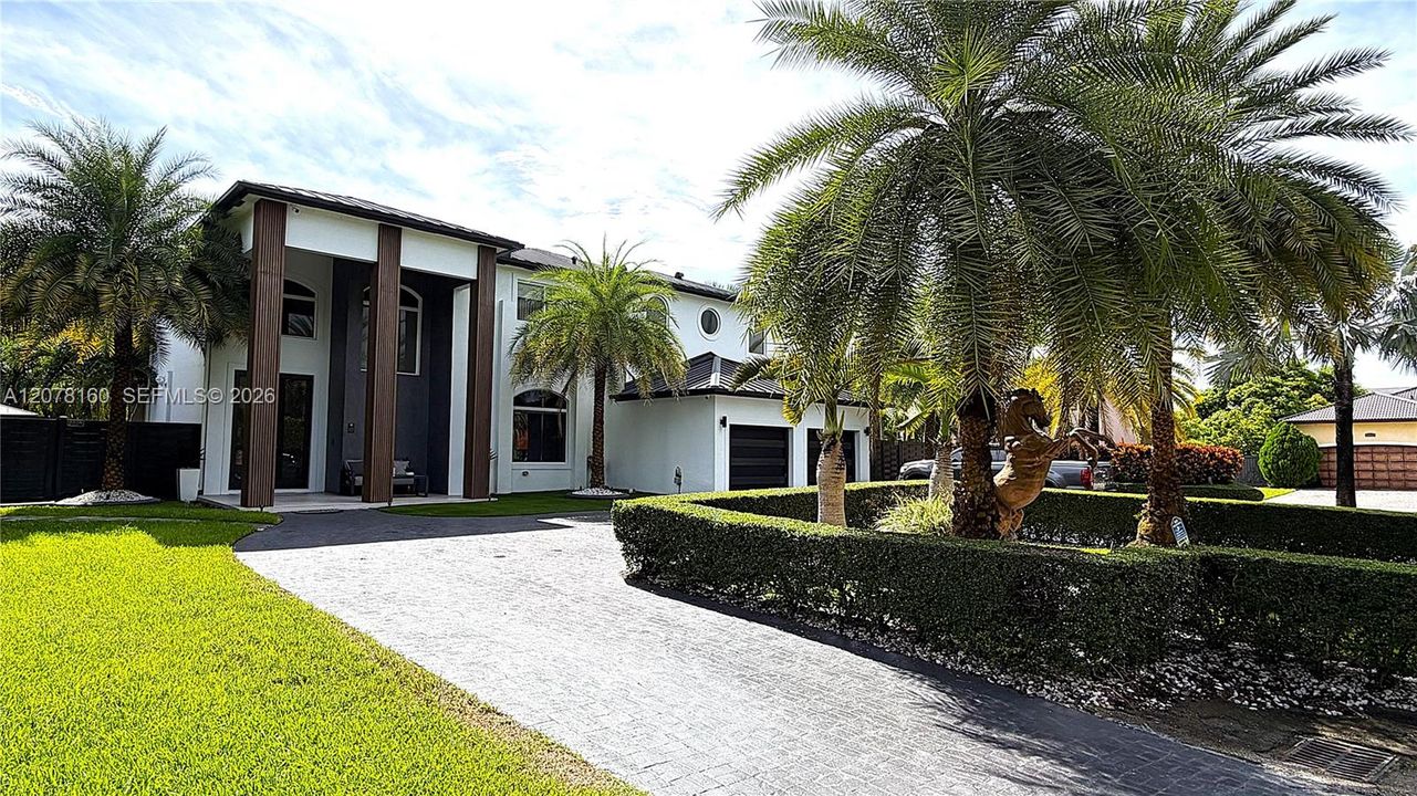 For Sale: $3,050,000 (5 beds, 4 baths, 3884 Square Feet)