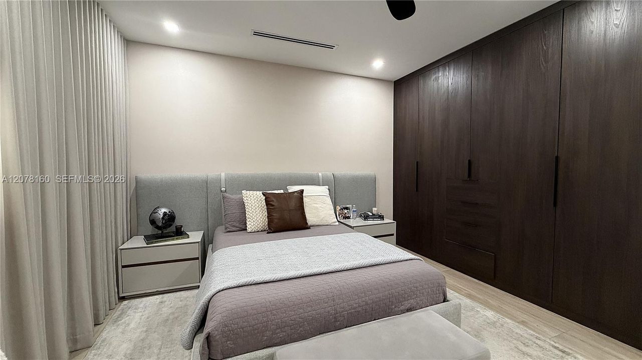 For Sale: $3,050,000 (5 beds, 4 baths, 3884 Square Feet)