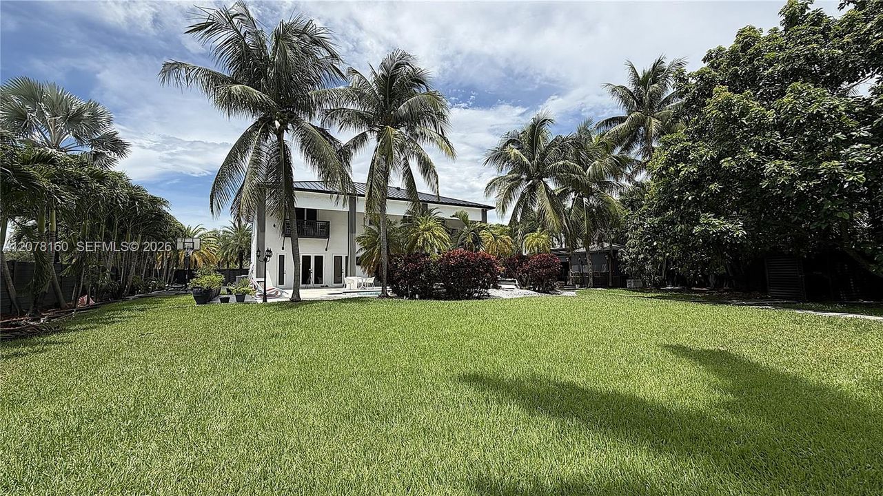 For Sale: $3,050,000 (5 beds, 4 baths, 3884 Square Feet)