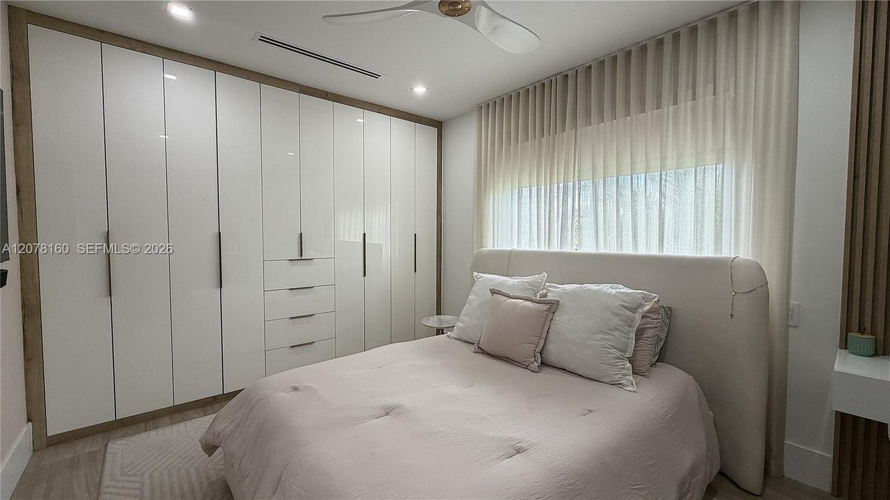 For Sale: $3,050,000 (5 beds, 4 baths, 3884 Square Feet)