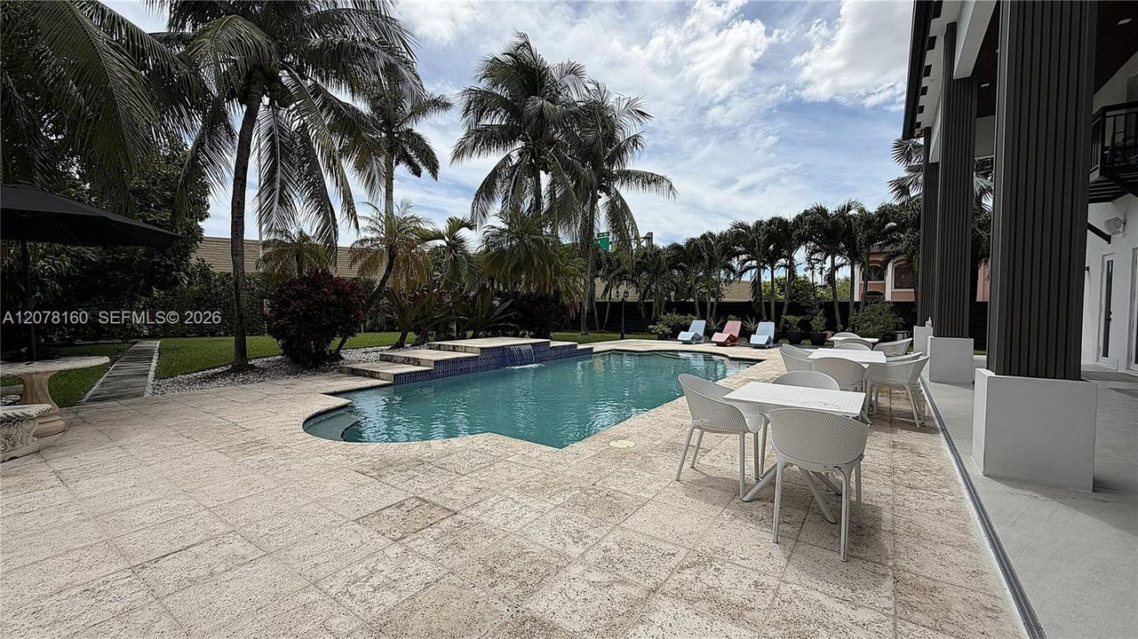 For Sale: $3,050,000 (5 beds, 4 baths, 3884 Square Feet)