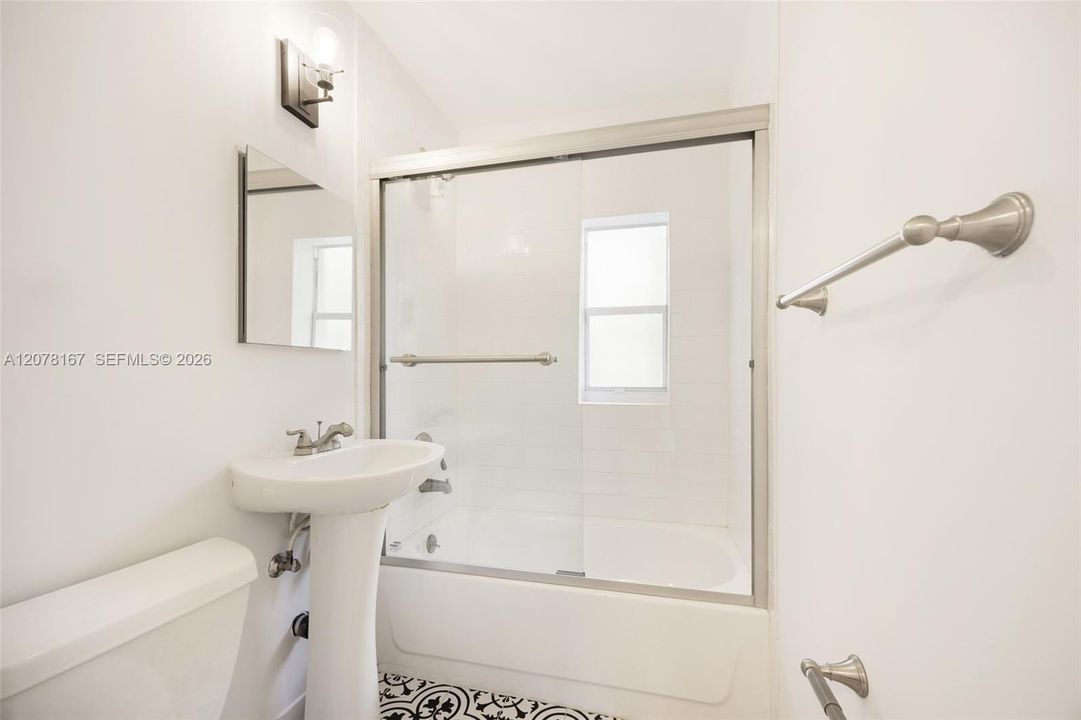 For Rent: $3,300 (2 beds, 1 baths, 1000 Square Feet)