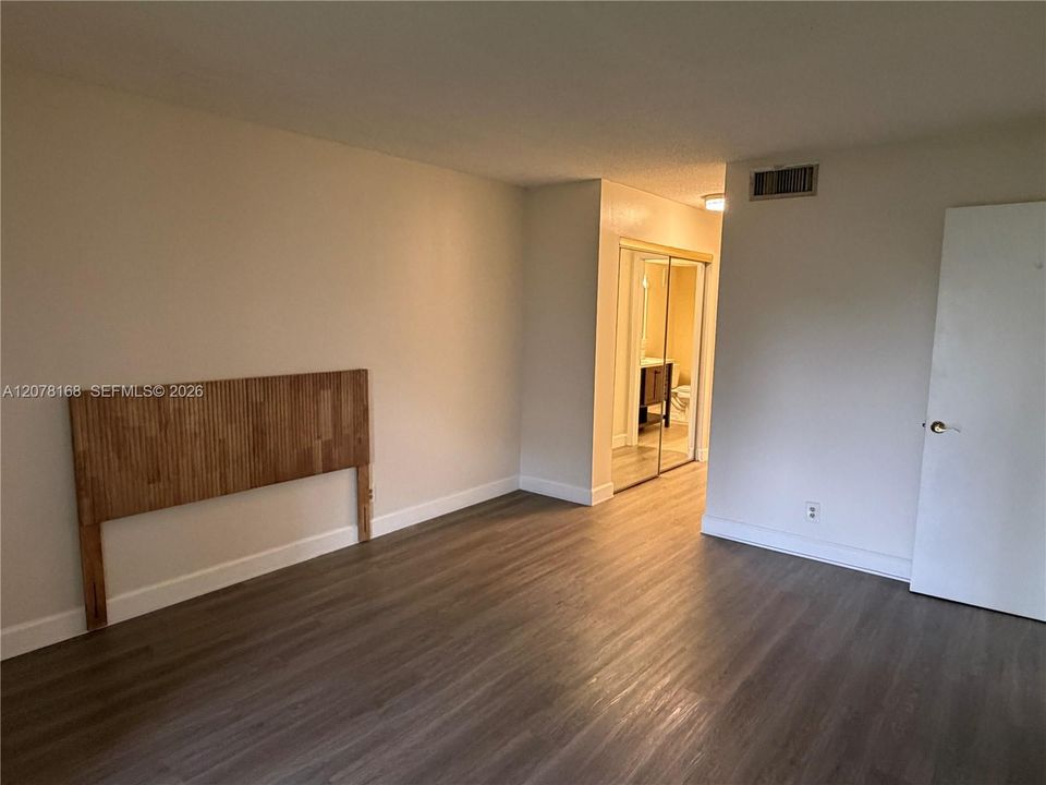 For Rent: $2,300 (1 beds, 1 baths, 845 Square Feet)