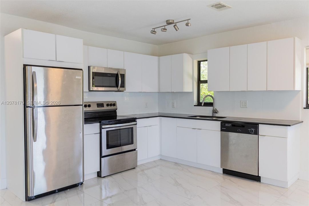 For Rent: $2,250 (2 beds, 2 baths, 1000 Square Feet)