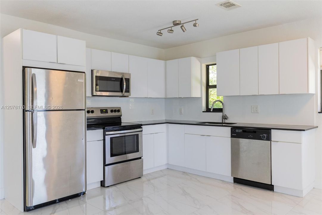 For Rent: $2,250 (2 beds, 2 baths, 1000 Square Feet)