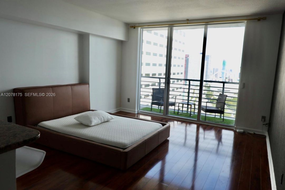 For Rent: $2,400 (0 beds, 1 baths, 507 Square Feet)