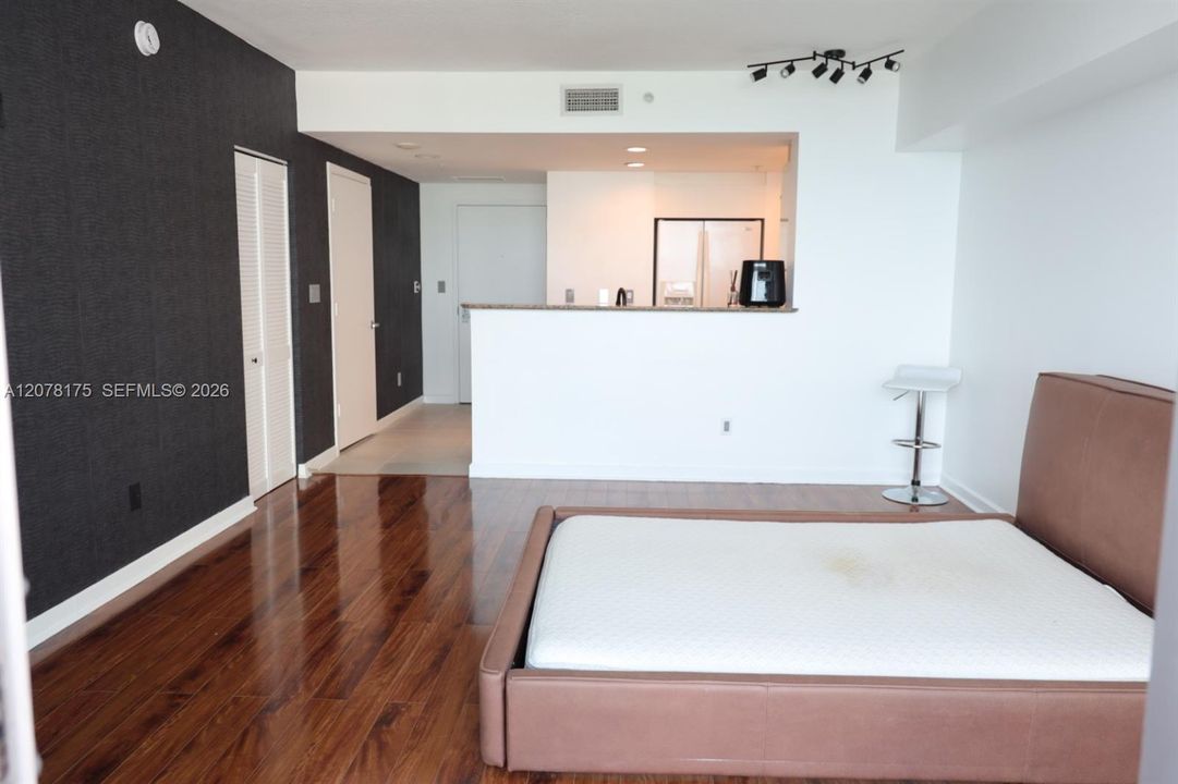 For Rent: $2,400 (0 beds, 1 baths, 507 Square Feet)