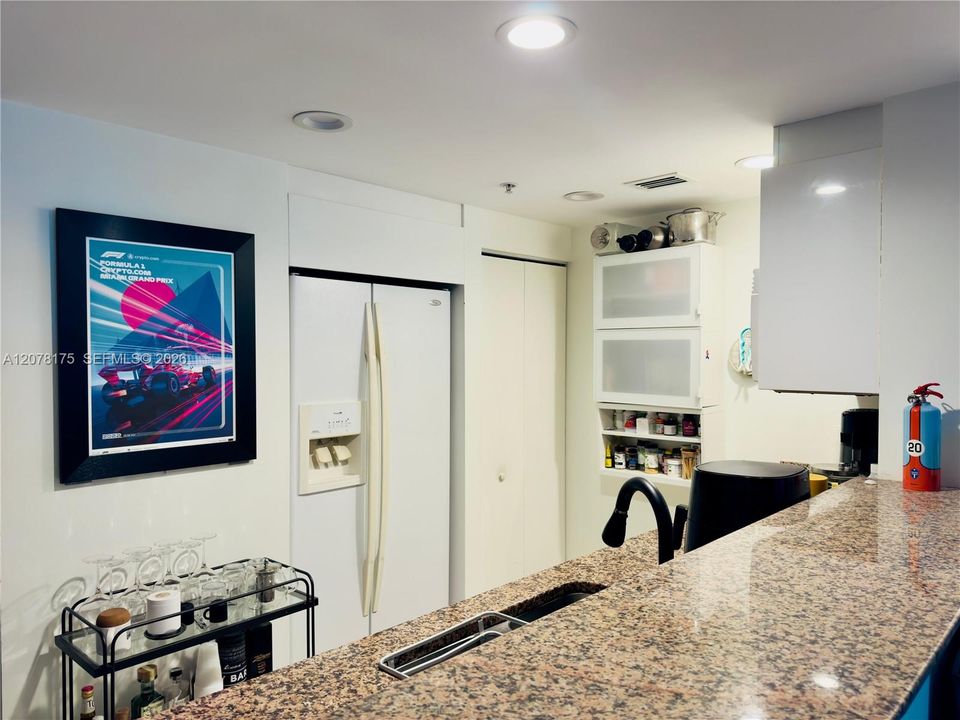 For Rent: $2,400 (0 beds, 1 baths, 507 Square Feet)