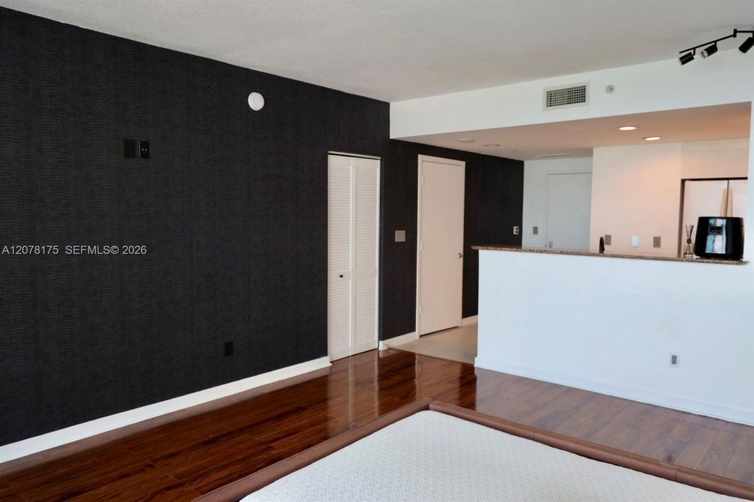 For Rent: $2,400 (0 beds, 1 baths, 507 Square Feet)