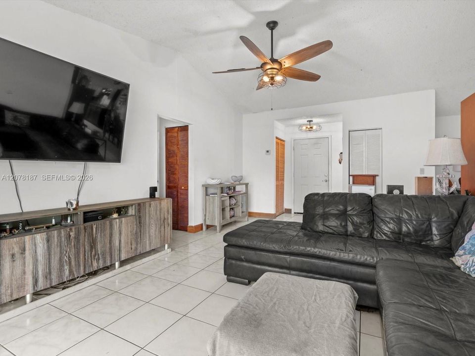 For Sale: $389,000 (3 beds, 2 baths, 1406 Square Feet)