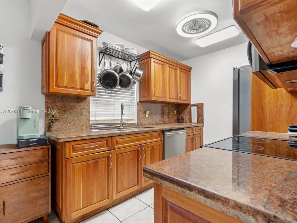 For Sale: $389,000 (3 beds, 2 baths, 1406 Square Feet)