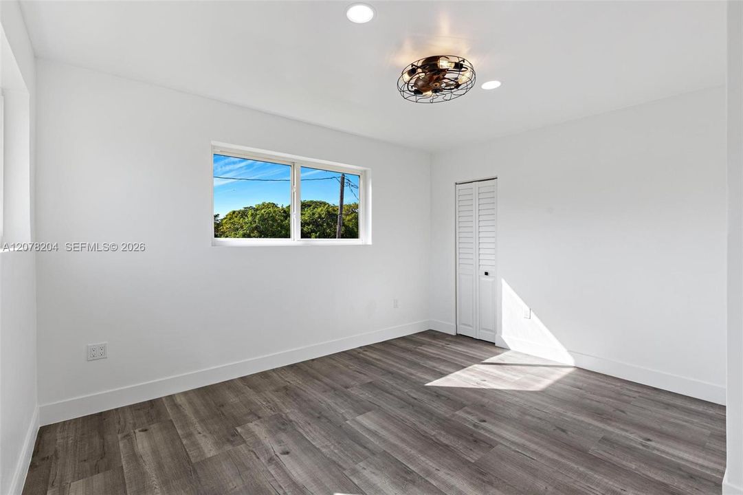 For Rent: $2,200 (2 beds, 1 baths, 800 Square Feet)