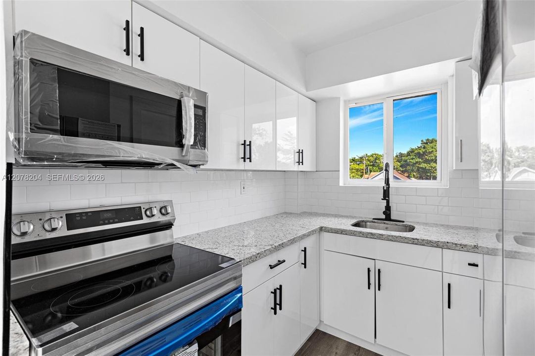 For Rent: $2,200 (2 beds, 1 baths, 800 Square Feet)