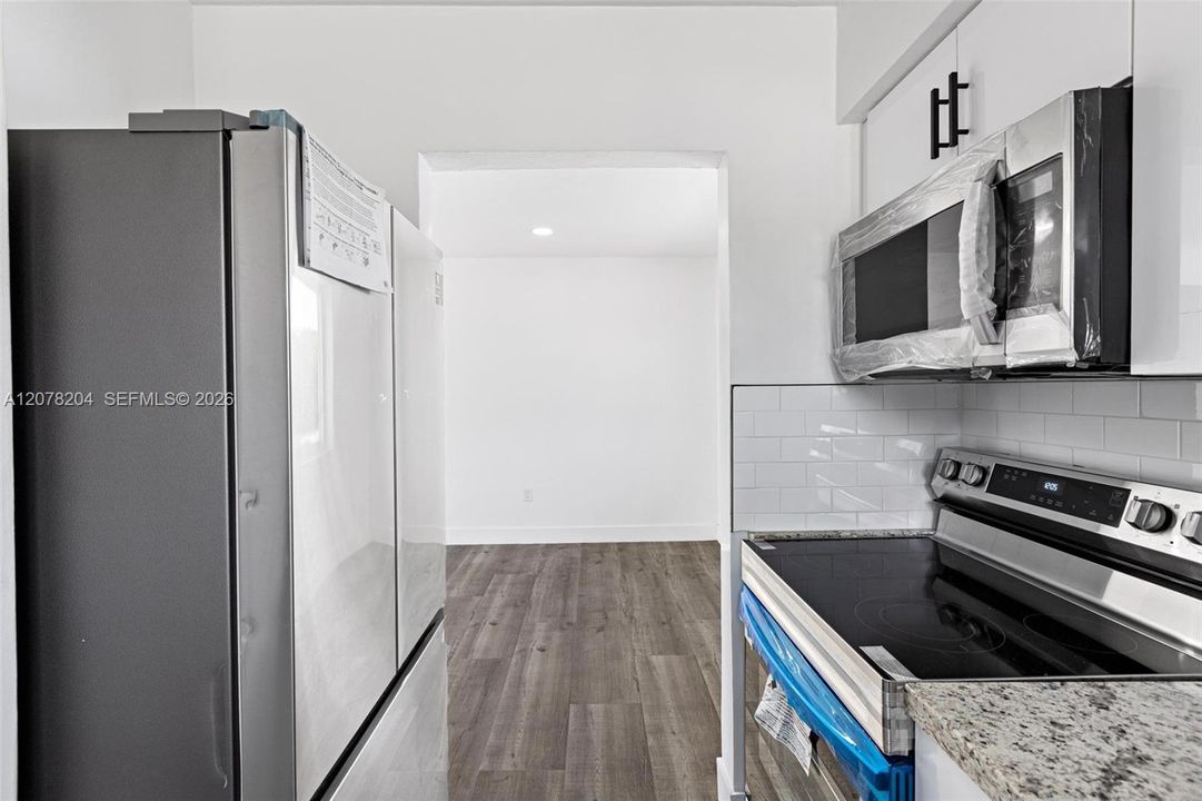 For Rent: $2,200 (2 beds, 1 baths, 800 Square Feet)