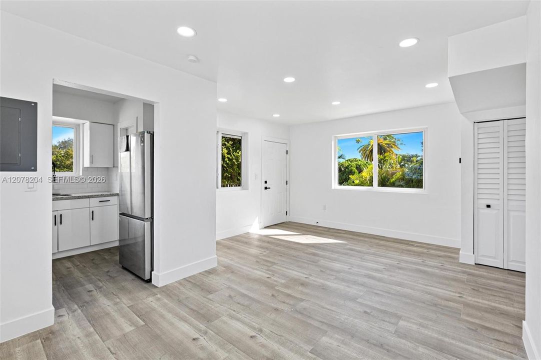 For Rent: $2,200 (2 beds, 1 baths, 800 Square Feet)