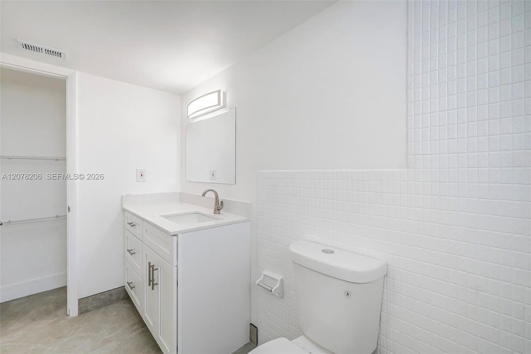 На продажу: $245,000 (2 спален, 2 ванн, 1133 Квадратных фут)