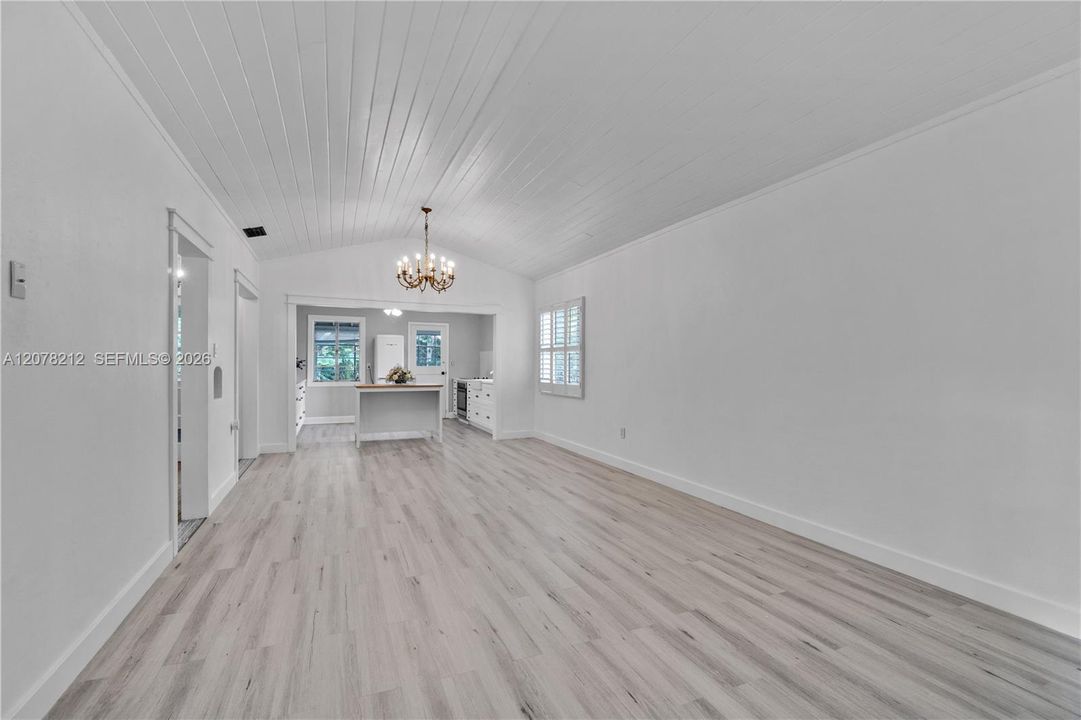 For Rent: $3,200 (2 beds, 1 baths, 999 Square Feet)