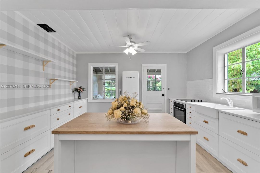 For Rent: $3,200 (2 beds, 1 baths, 999 Square Feet)