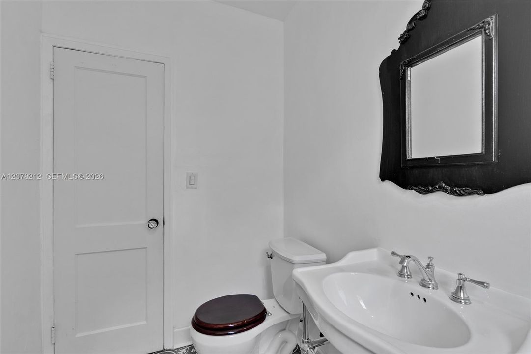 For Rent: $3,200 (2 beds, 1 baths, 999 Square Feet)