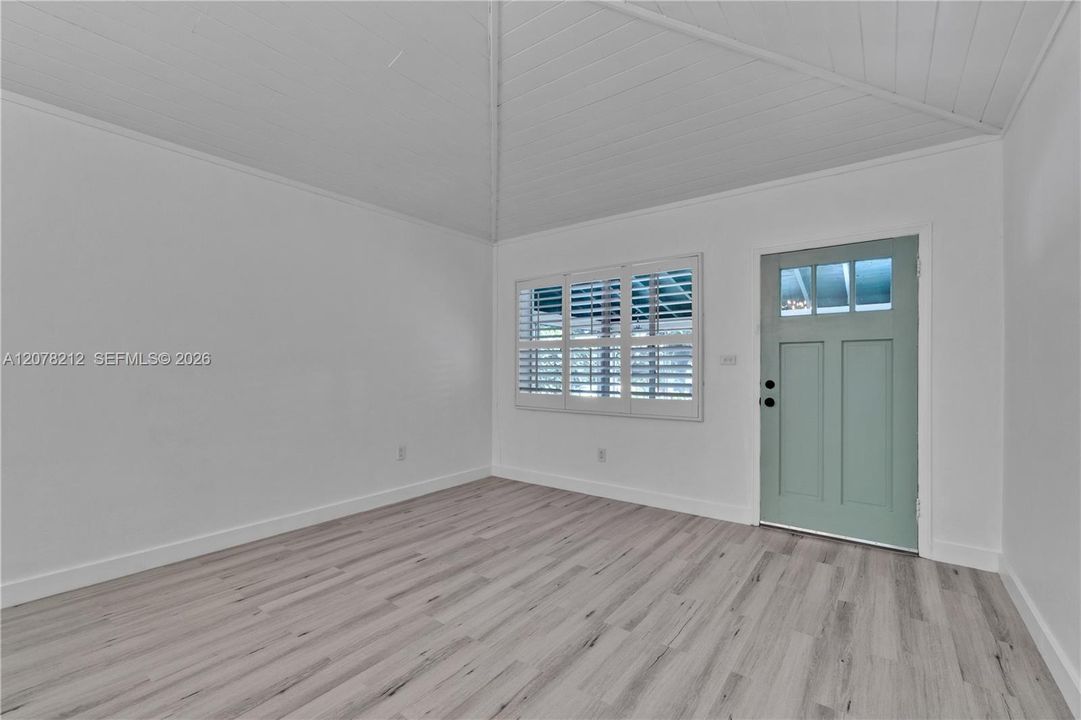 For Rent: $3,200 (2 beds, 1 baths, 999 Square Feet)