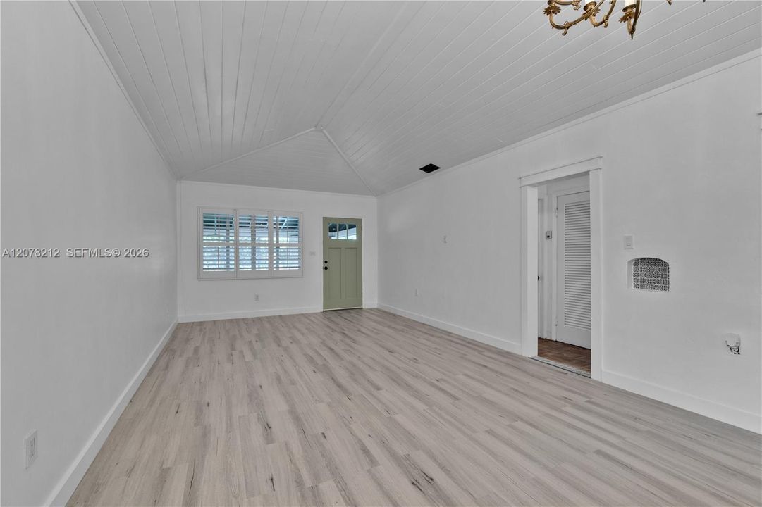 For Rent: $3,200 (2 beds, 1 baths, 999 Square Feet)