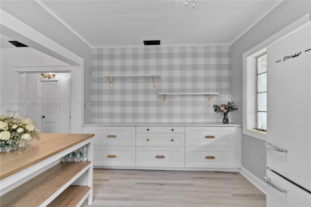 For Rent: $3,200 (2 beds, 1 baths, 999 Square Feet)