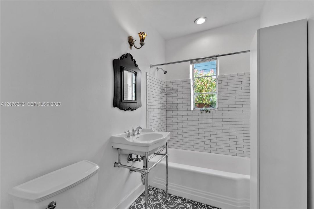 For Rent: $3,200 (2 beds, 1 baths, 999 Square Feet)