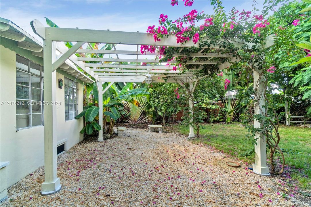 For Rent: $3,200 (2 beds, 1 baths, 999 Square Feet)