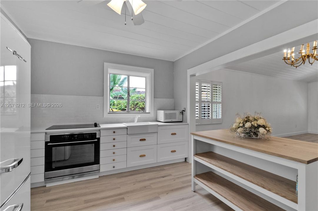 For Rent: $3,200 (2 beds, 1 baths, 999 Square Feet)
