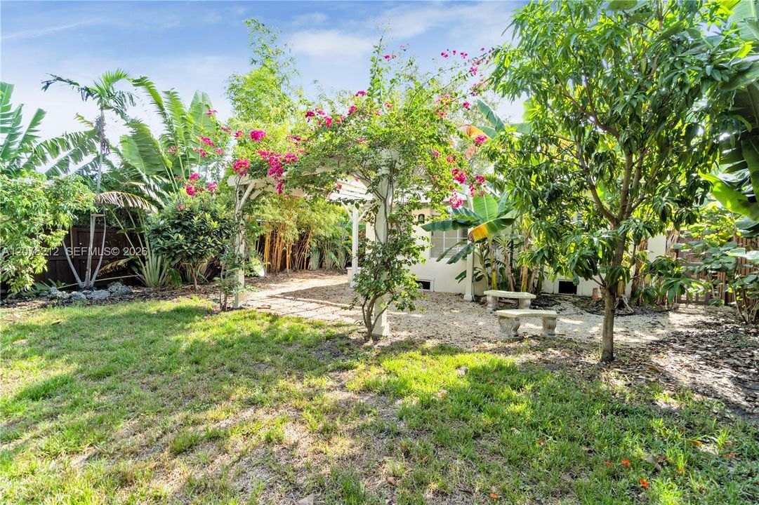 For Rent: $3,200 (2 beds, 1 baths, 999 Square Feet)