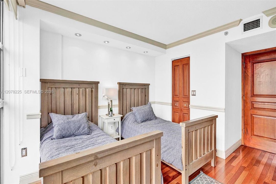For Rent: $5,000 (2 beds, 2 baths, 1510 Square Feet)