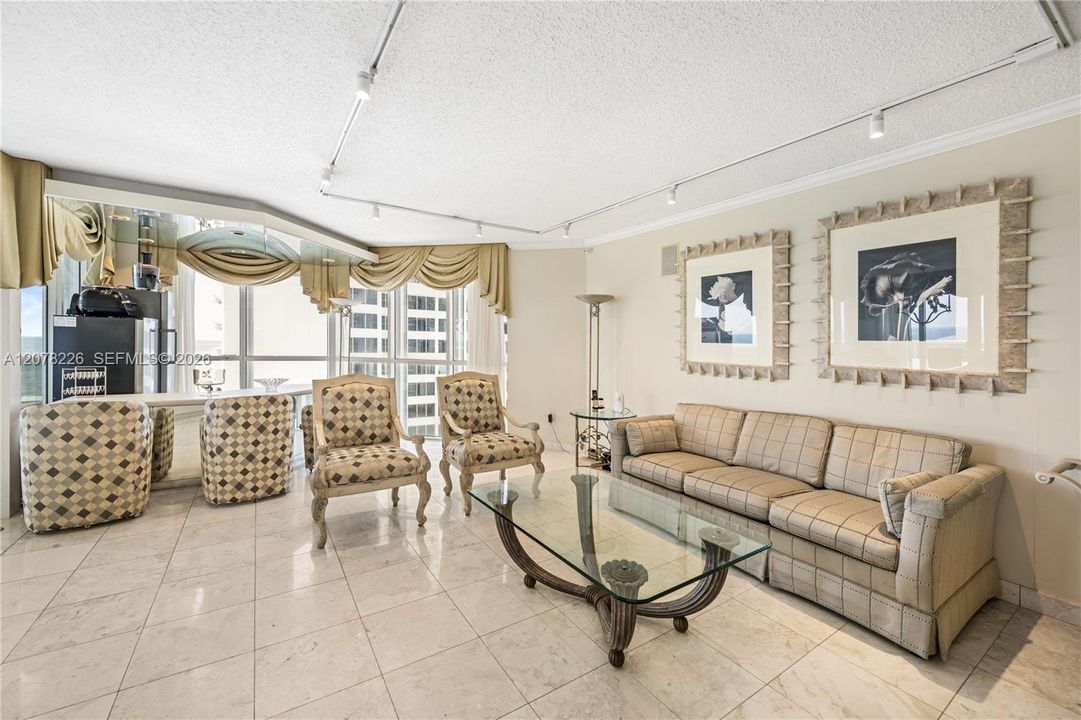 En Venta: $1,995,000 (3 camas, 3 baños, 2120 Pies cuadrados)