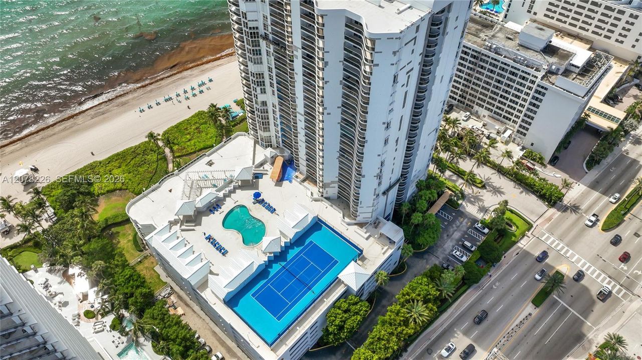 En Venta: $1,995,000 (3 camas, 3 baños, 2120 Pies cuadrados)