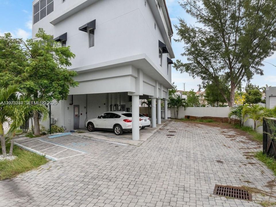 For Sale: $1,900,000 (4 beds, 5 baths, 4302 Square Feet)