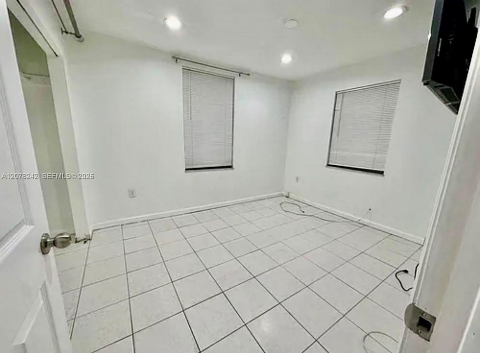 For Rent: $1,850 (2 beds, 1 baths, 3833 Square Feet)