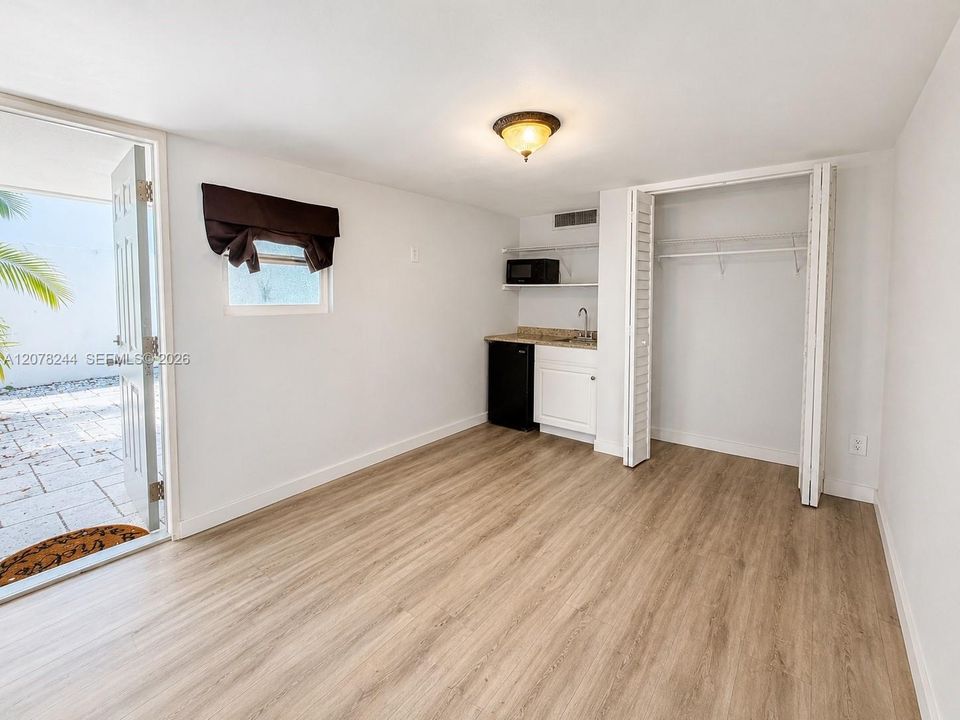 Recently Rented: $1,000 (1 beds, 1 baths, 1980 Square Feet)