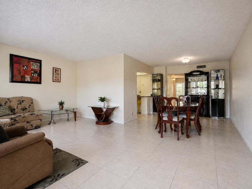 Spacious Living /Dining Area