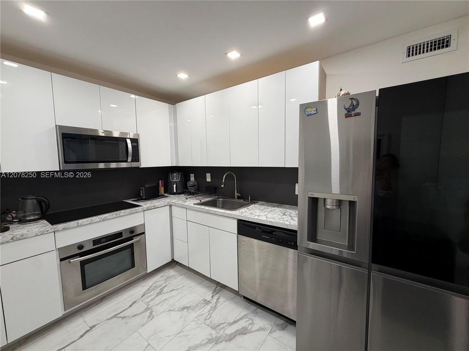 For Rent: $2,500 (1 beds, 1 baths, 720 Square Feet)