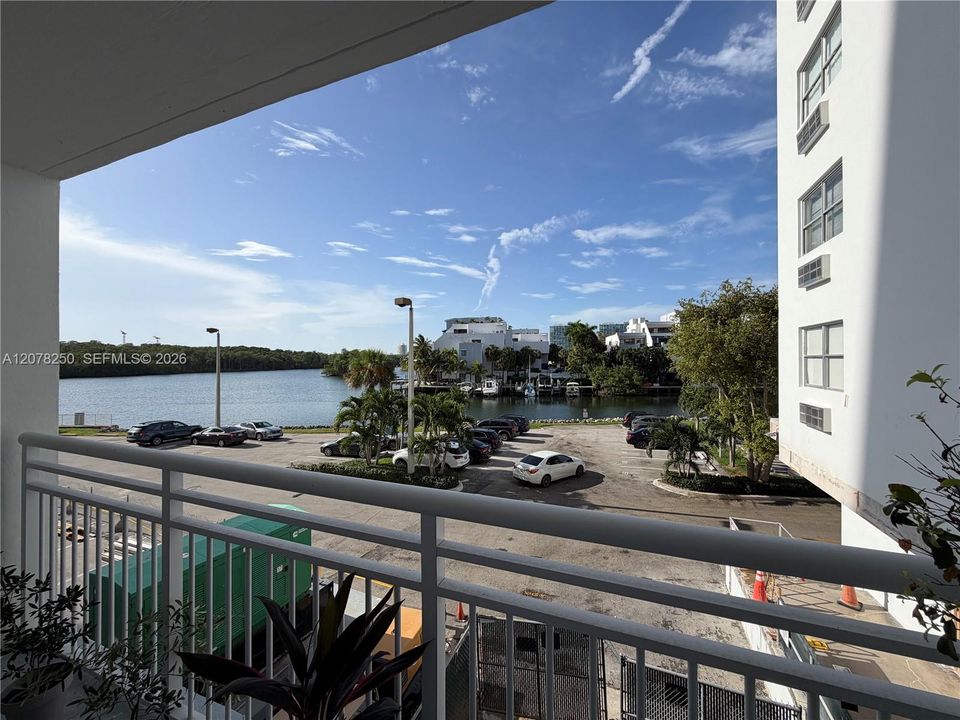 For Rent: $2,500 (1 beds, 1 baths, 720 Square Feet)