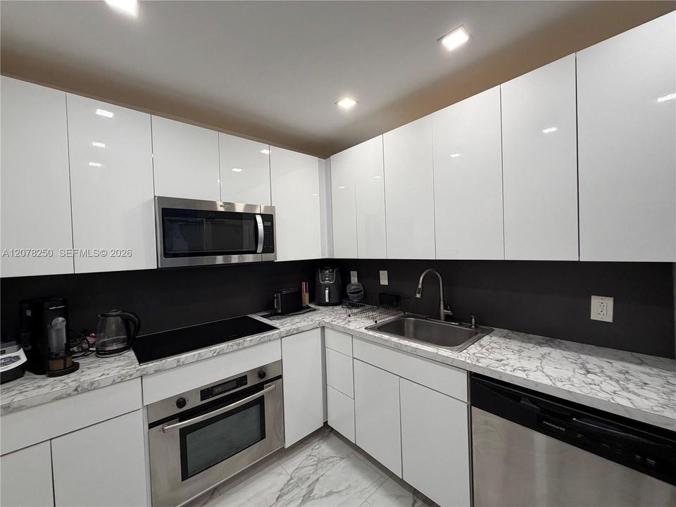 For Rent: $2,500 (1 beds, 1 baths, 720 Square Feet)