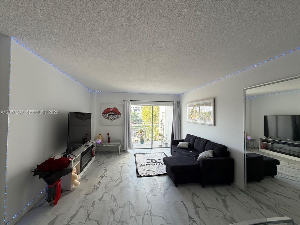 For Rent: $2,500 (1 beds, 1 baths, 720 Square Feet)