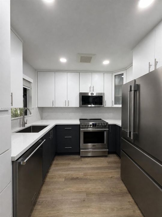 For Rent: $2,400 (2 beds, 2 baths, 955 Square Feet)